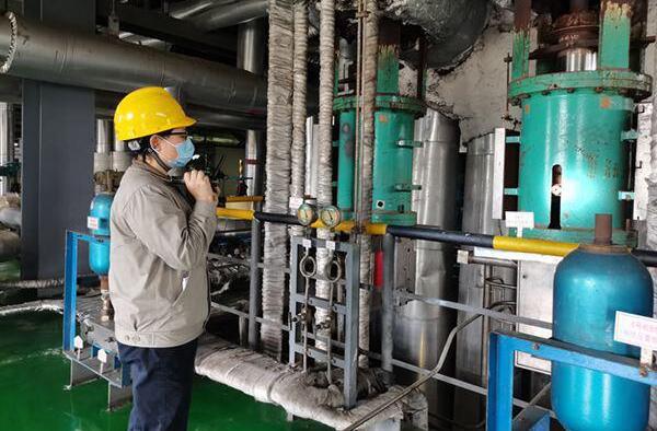 圖為運行人員查看閥門活動試驗情況 圖為運行人員查看閥門活動試驗情況